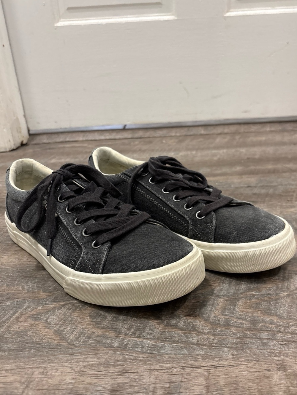 Taos Women’s Plim Soul Canvas Sneakers Sz 8.5 Washed Charcoal Gray Comfort Shoes